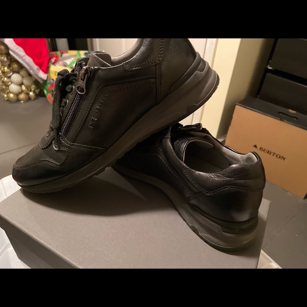 Unisex Black sneakers